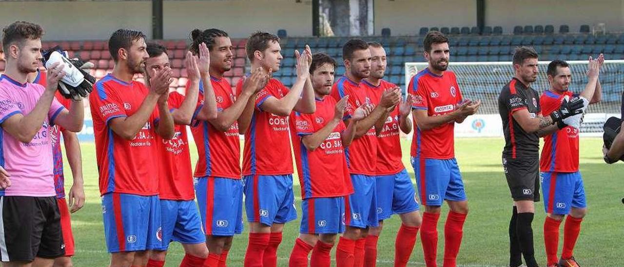 Una de las últimas formaciones de la Unión Deportiva Ourense en el campo de O Couto. // Iñaki Osorio