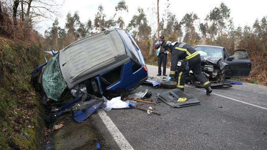 Los dos coches siniestrados en Ribadetea. // NICK