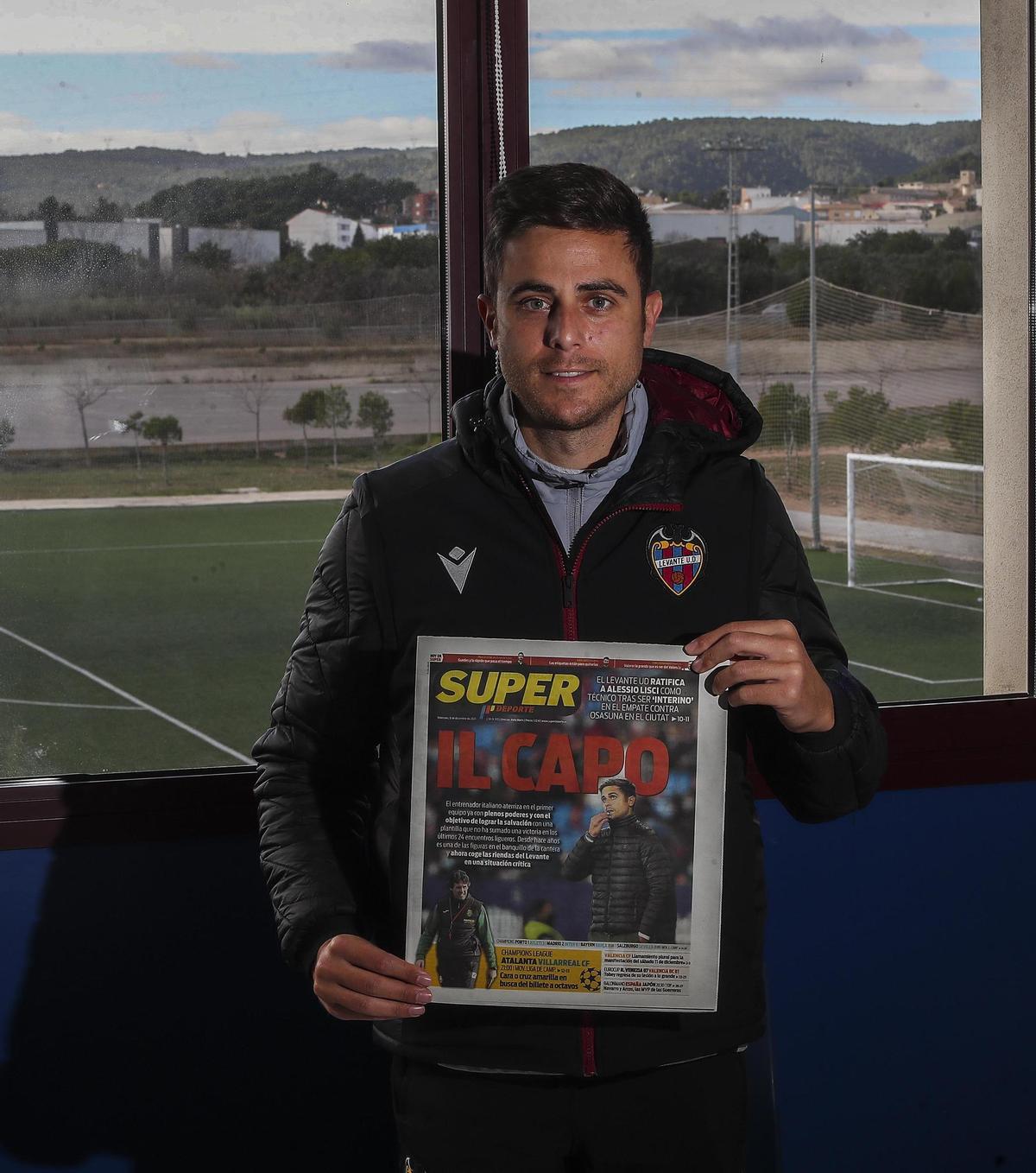 Alessio posa con la portada de SUPER en la que fue protagonista tras su ratificación como entrenador del primer equipo.