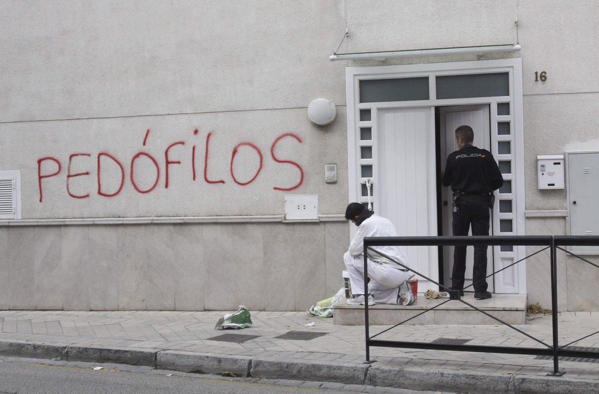 GRA378. GRANADA, 26/11/2014.- Un pintor momentos antes de repasar con pintura blanca una de las pintadas aparecidas en rojo esta mañana con acusaciones de pedofilia y pederastia en una pared de la parroquia San Juan María Vianney de Granada, donde oficiaba misa el padre Román, uno de los cuatro detenidos en el marco de la investigación sobre supuestos abusos sexuales cometidos contra al menos un menor. EFE/Pepe Torres