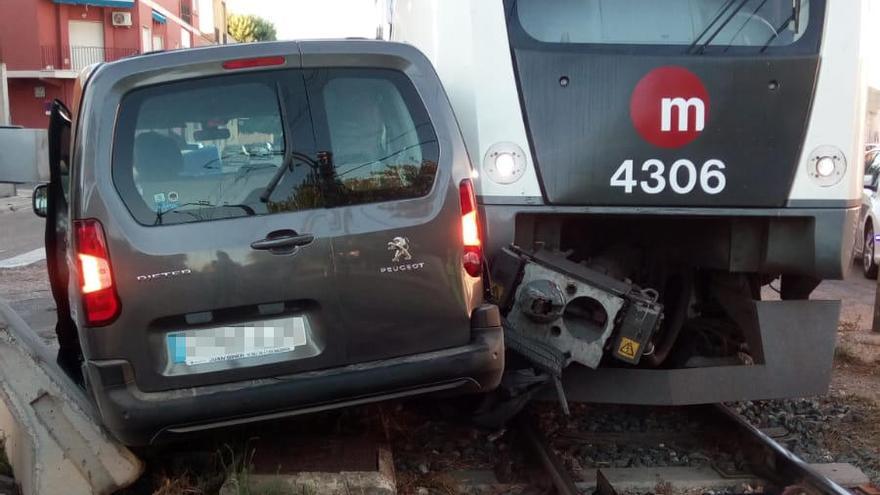 Herido al estrellarse su coche contra un metro en l&#039;Alcúdia