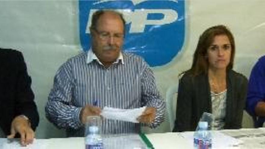 Los ediles del PP de Pego comparecieron ayer con un asesor jurídico (a la izquierda).