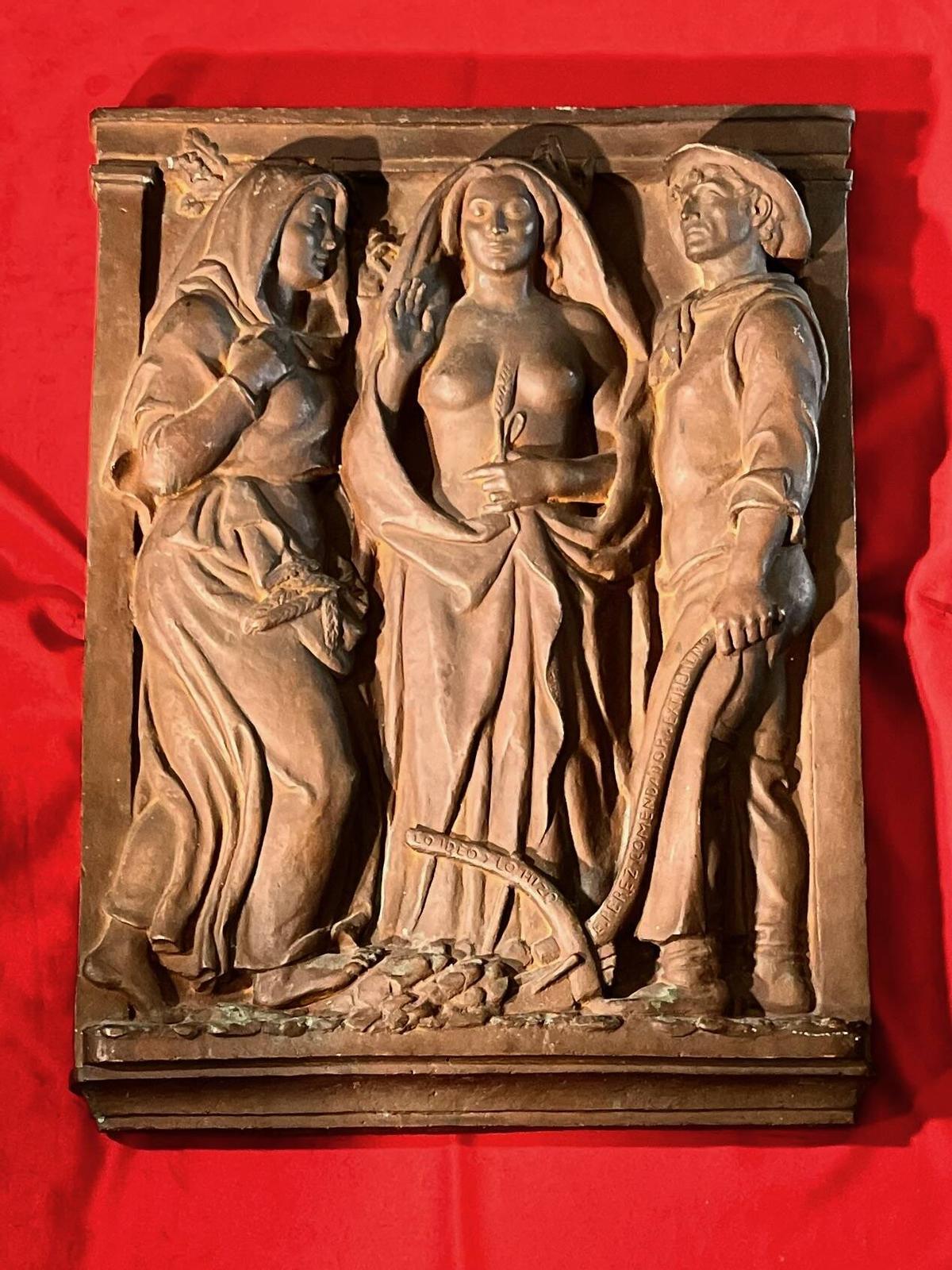 Detalle del bajorrelieve de Pérez Comendador sustraído de Badajoz y hallado en el rastro de Madrid.