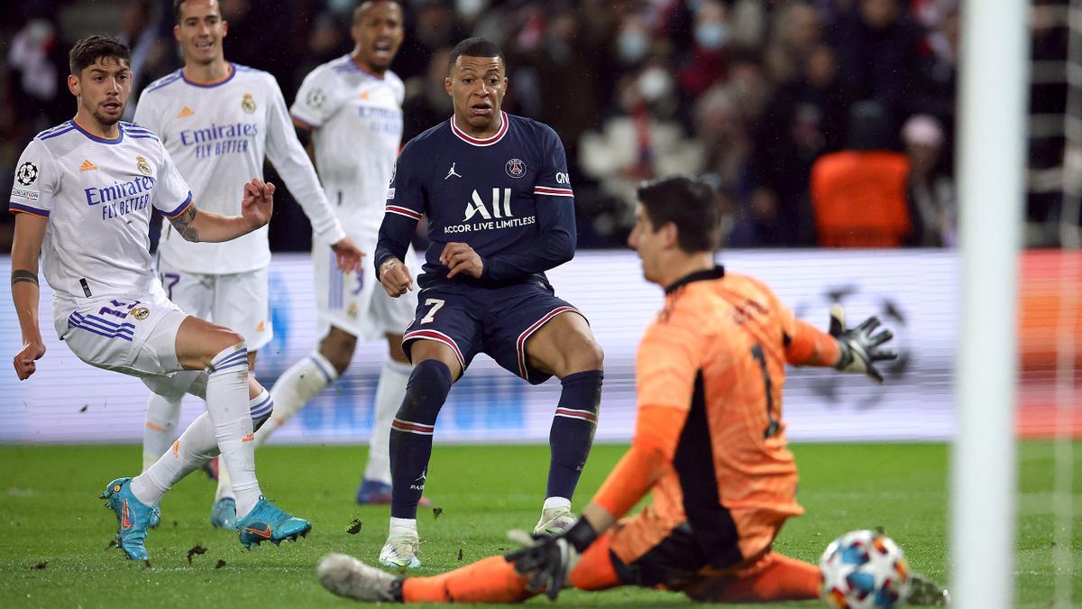 Kylian Mbappé bate a Courtois en uno de los partidos que enfrentó a PSg y Real Madrid en Champions