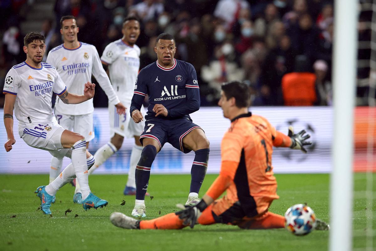 Kylian Mbappé bate a Courtois en uno de los partidos que enfrentó a PSg y Real Madrid en Champions 