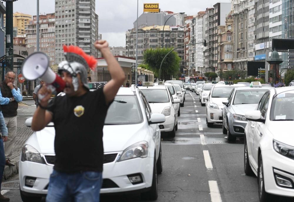 Protesta de taxistas coruñeses contra Uber y Cabify