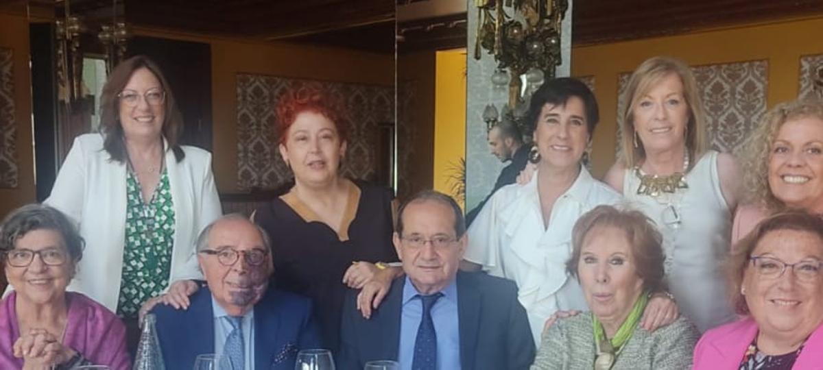 El magistrado Manrique Tejada (i) y el fiscal Ángel Alcázar, en el centro de la imagen. Detrás, las expresidentas de la AMA Concha Collado, María Gracia Olcina y Elena Reig junto a Emilia Caballero, Carmen Galipienso, entre otras-