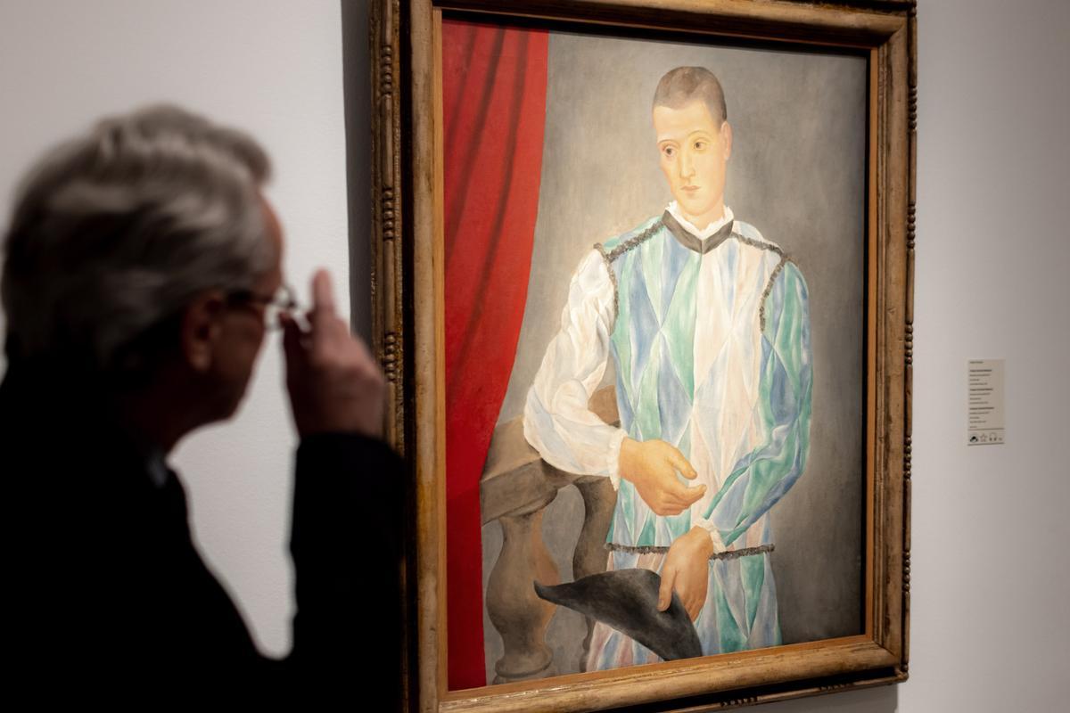 El director del Museu Picasso, Emmanuel Guigon, observa el 'Arlequín'.