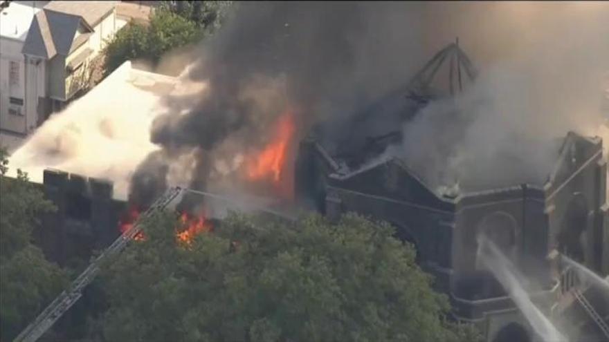 Un incendio devora una iglesia de más de 100 años en Philadelphia