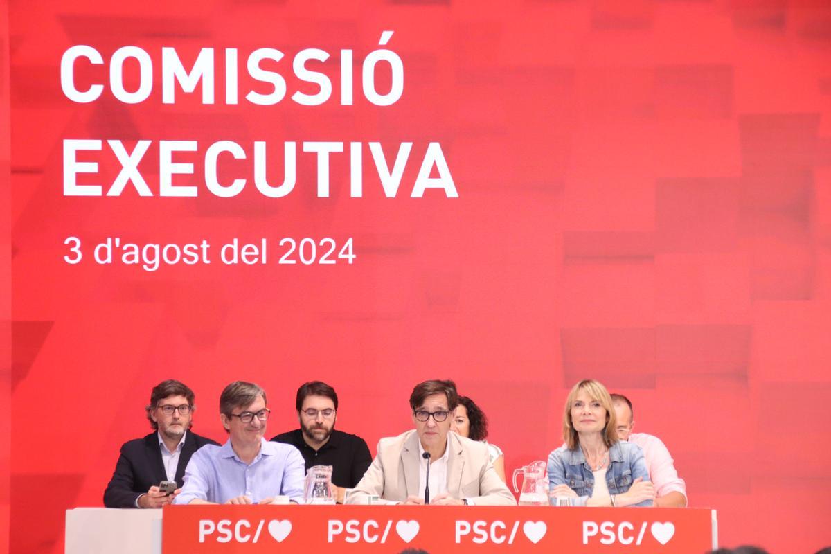 El secretario del área de Organización y Acción Electoral del PSC, José Luis Jimeno, el primer secretario del PSC, Salvador Illa, y la presidenta de la Diputación de Barcelona y viceprimera secretaria del PSC, Lluïsa Moret, durante la comisión ejecutiva del PSC.