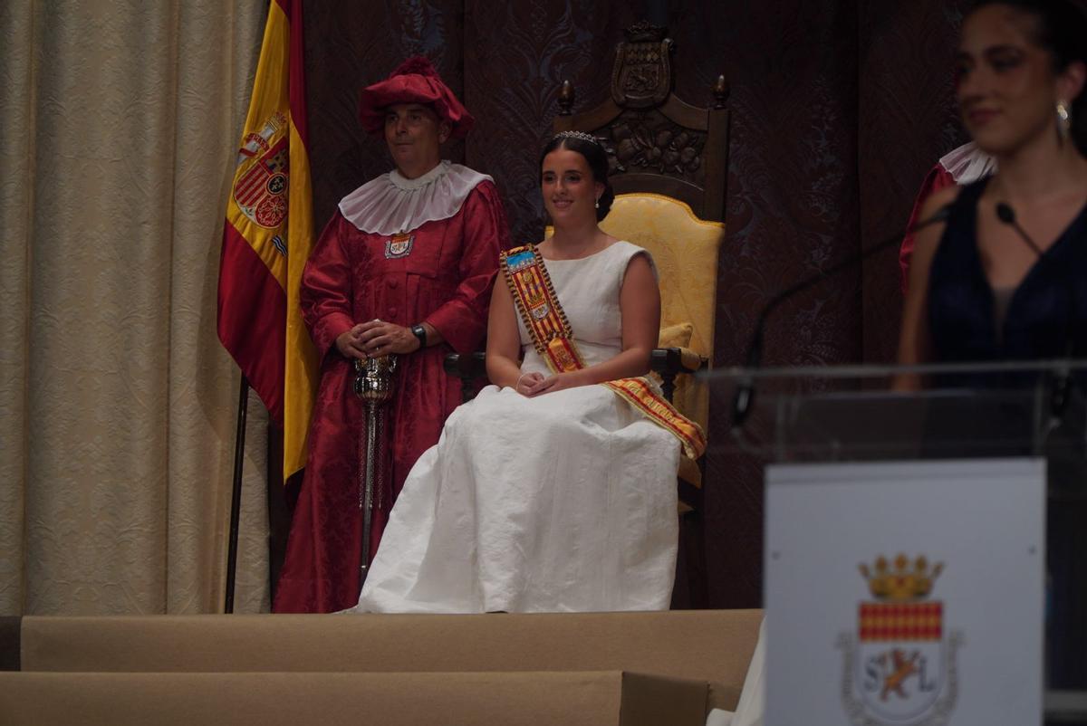 Candela Lucas en el acto que la corona como reina de la Vila de Nules.