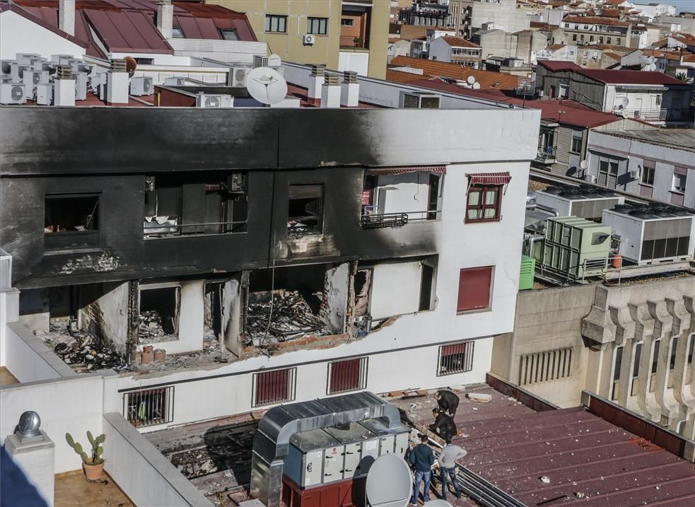 Explosión e incendio en una bloque de viviendas de en Cáceres