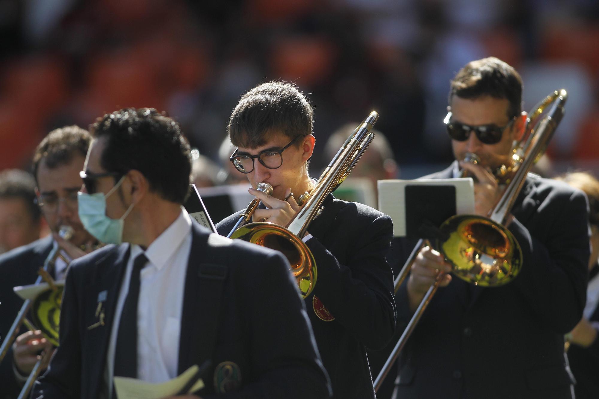 La Agrupació Musical Vernissa de Lloc Nou de Sant Jeroni tocó en Mestalla