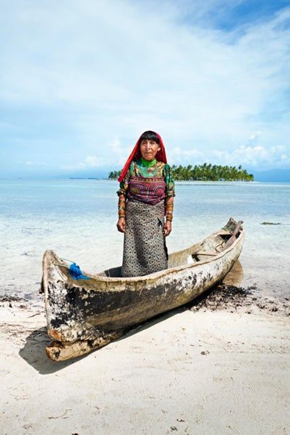 Mujer en canoa en el archipiélago de San Blas.