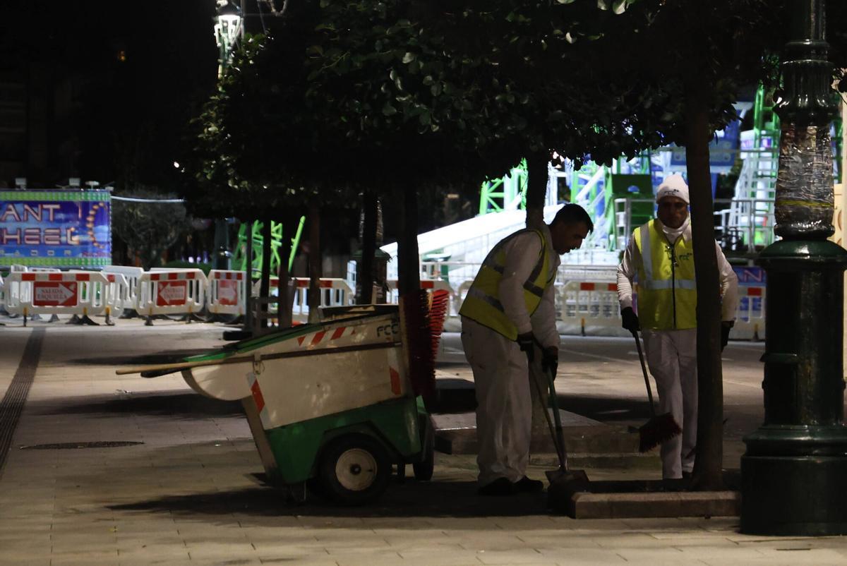 Operarios del servicio de limpieza, en la Alameda.