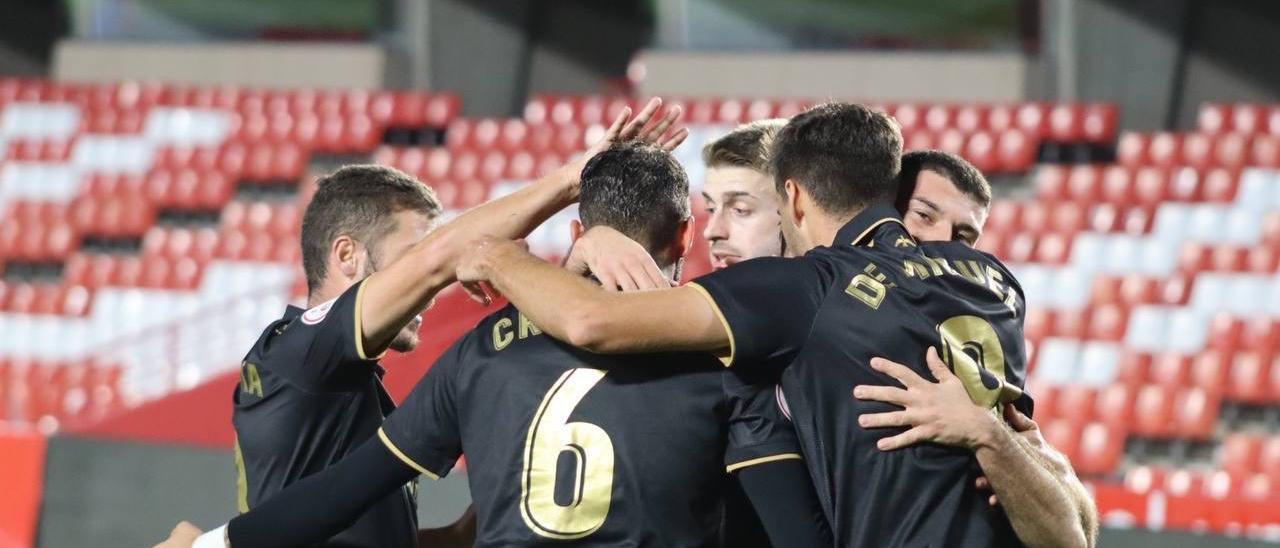 Los futbolistas del CD Castellón celebran un gol en Granada.