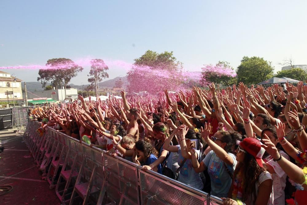 Más de 3.000 personas sufrieron los "cañonazos" de pintura líquida de todos los colores en la primera fiesta "Midnight Water Colour" de Galicia