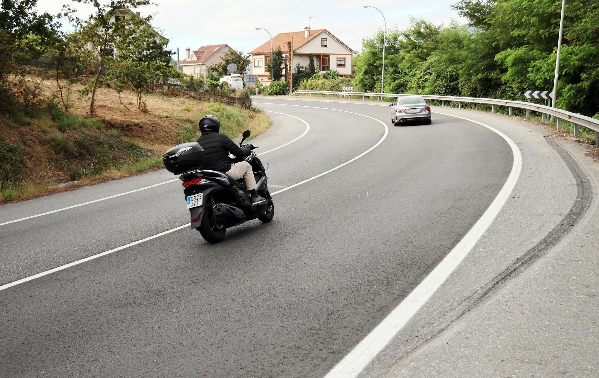 Una moto circulando por la N-550 a su paso por Cesantes, donde se produjo el accidente en el que fallecieron dos jóvenes de 19 años