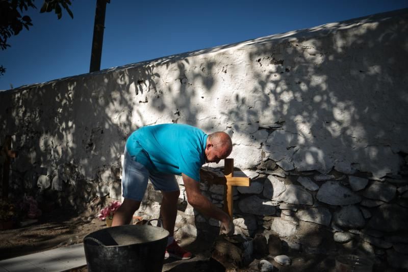 Cruces nuevas en el cementerio viejo de San Andrés