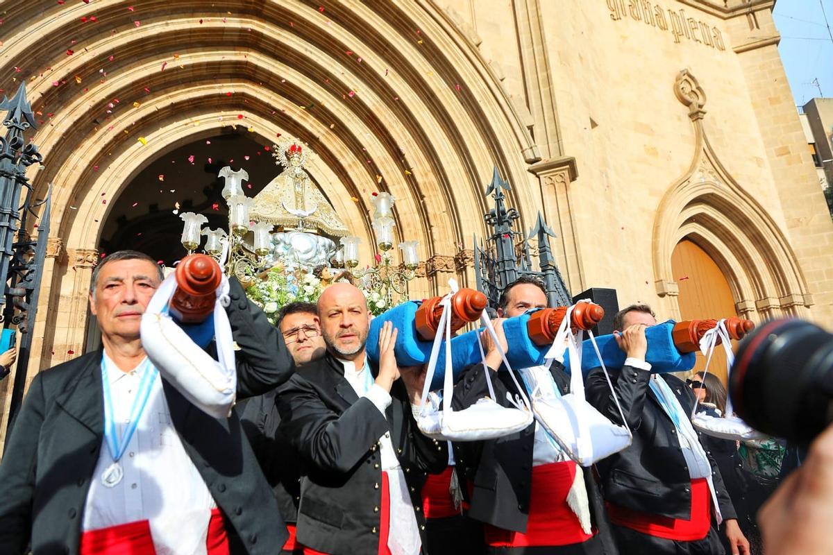 Momento en el que la Virgen sale por última vez de la concatedral de Santa María, este domingo.