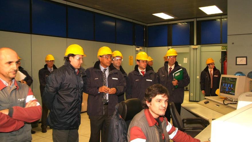 Lakshmi Mittal de visita en el puesto de control de un horno alto de Gijón, en una pasada visita a Asturias.