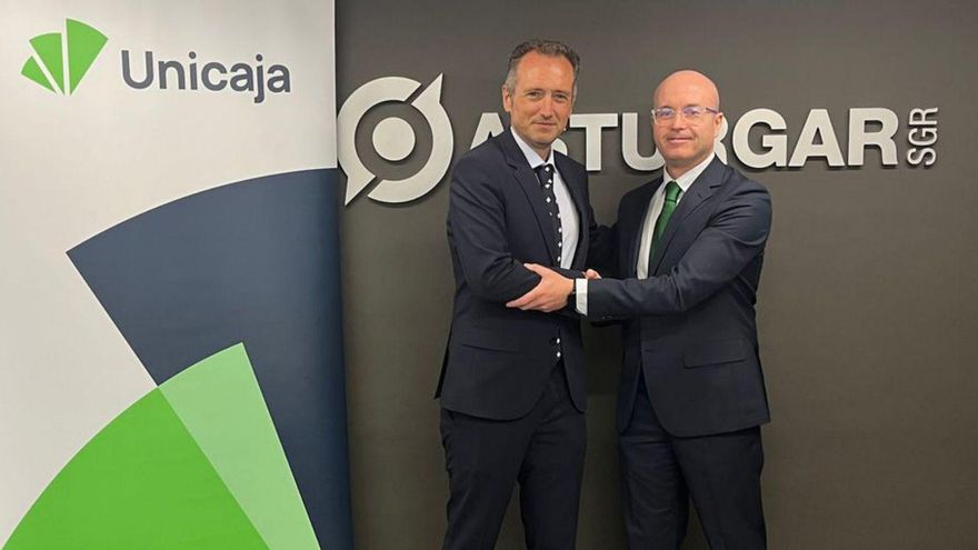 Por la izquierda, el presidente de Asturgar, David González, y el director de banca de empresas norte de Unicaja, José Marcos Fernández. |