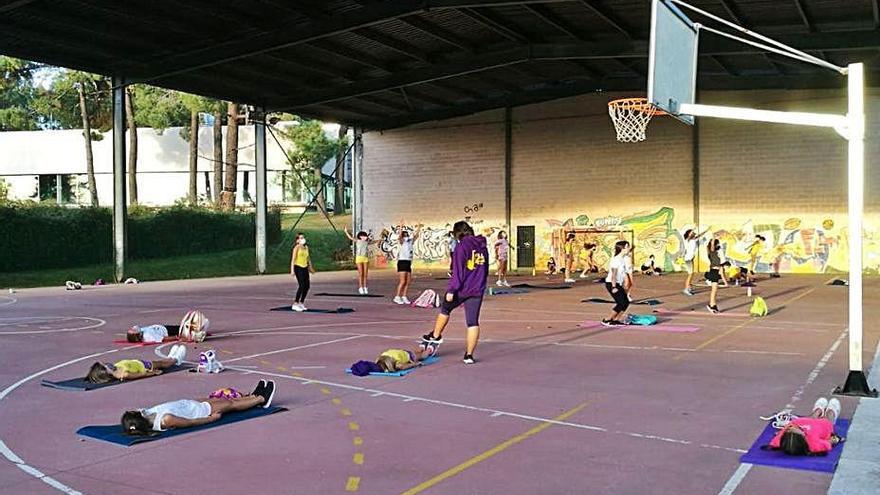 Acuatic: un club de natación campeón que tiene que entrenar en una pista polideportiva