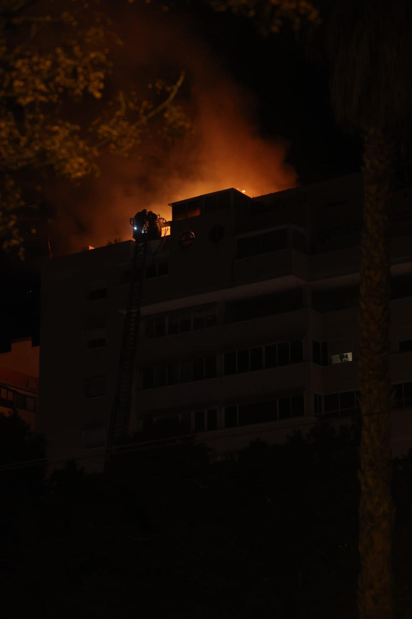 Aparatoso incendio en un piso de Playa de San Juan en Alicante