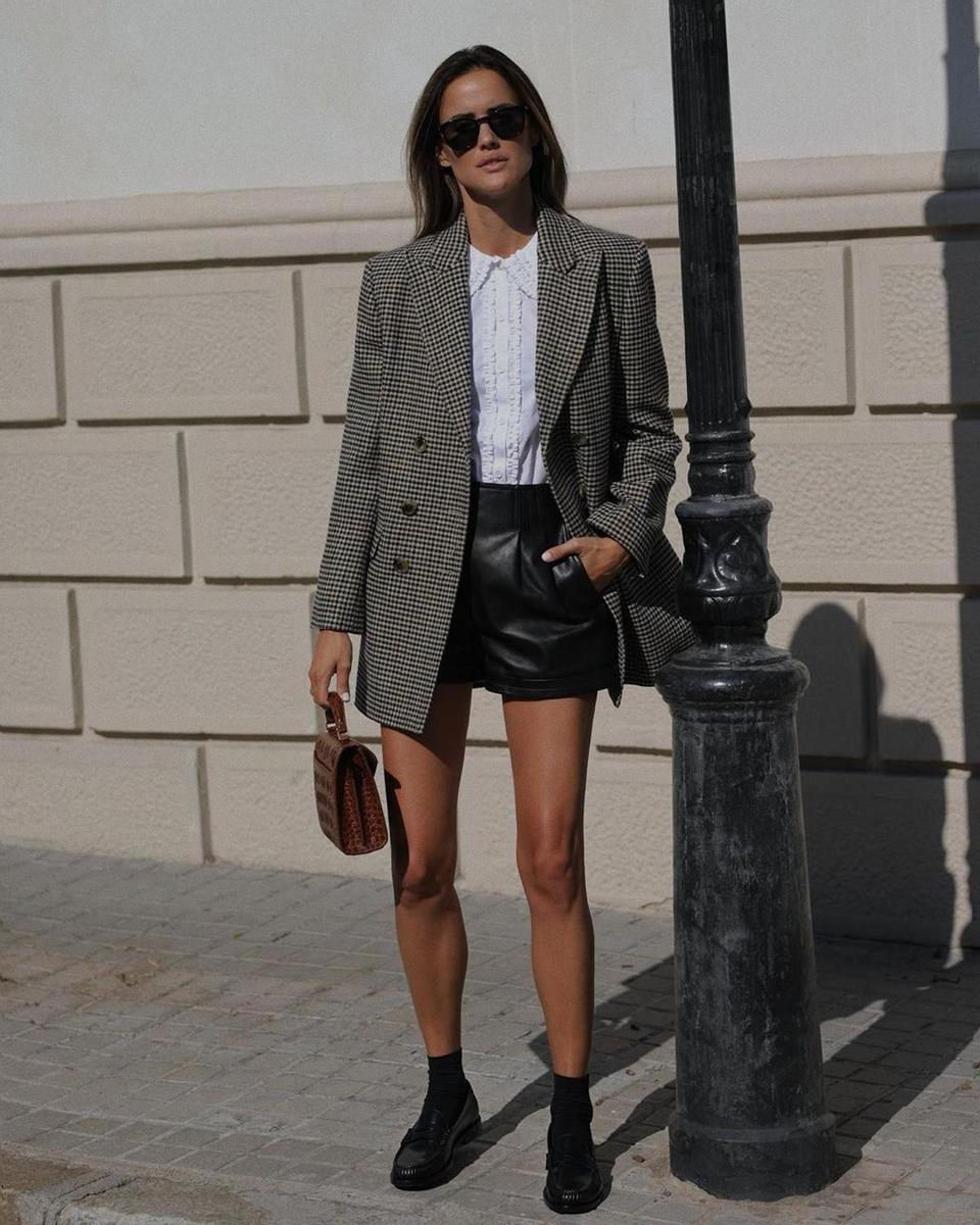 Look de Alex Riviére con shorts, blazer y botines