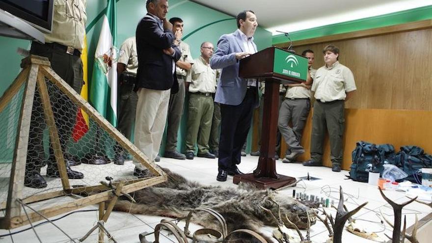 José Luis Ruiz Espejo y Javier Carnero junto con los agentes de Medio Ambiente, ayer.