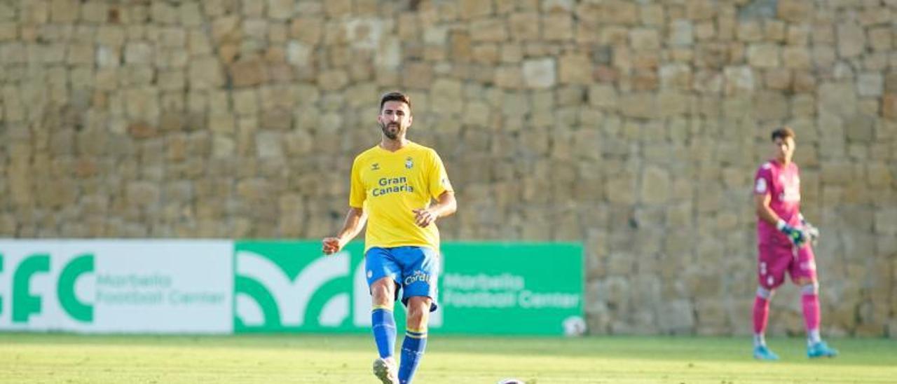 Raúl Navas da un pase con el interior de su pie derecho en el partido ante el Espanyol disputado en Marbella de pretemporada.