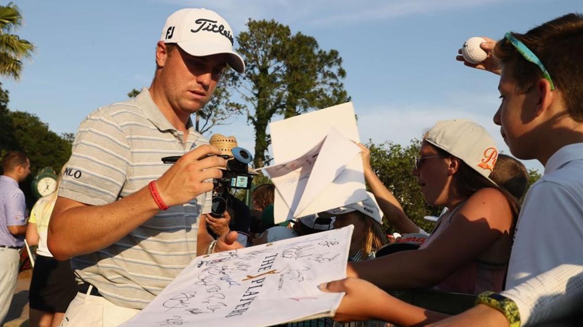 El joven Thomas, firmando autógrafos durante el The Players