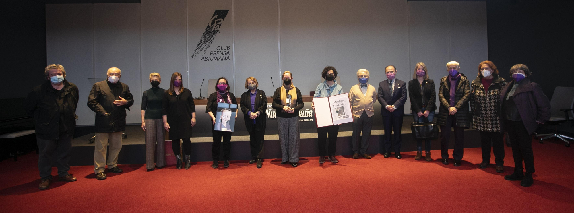 Amelia Valcárcel, en el centro, rodeada de los asistentes a la entrega del premio &quot;Asturiana del mes&quot;.