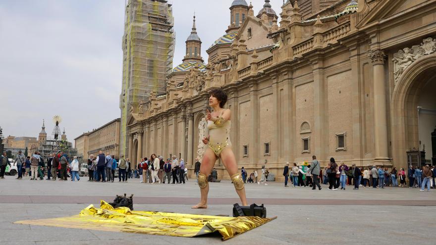 La pieza teatral &#039;Zorra dorada&#039; aúlla en Zaragoza: arte, denuncia social y grito feminista en plena plaza del Pilar