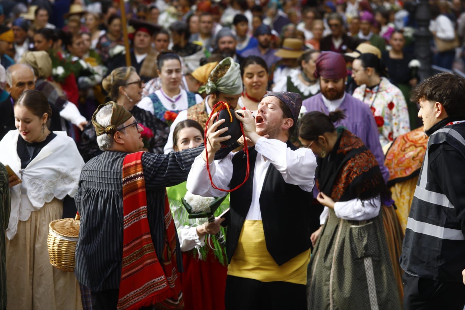 En imágenes | Zaragoza vive su día grande con la Ofrenda de Flores a la Virgen del Pilar