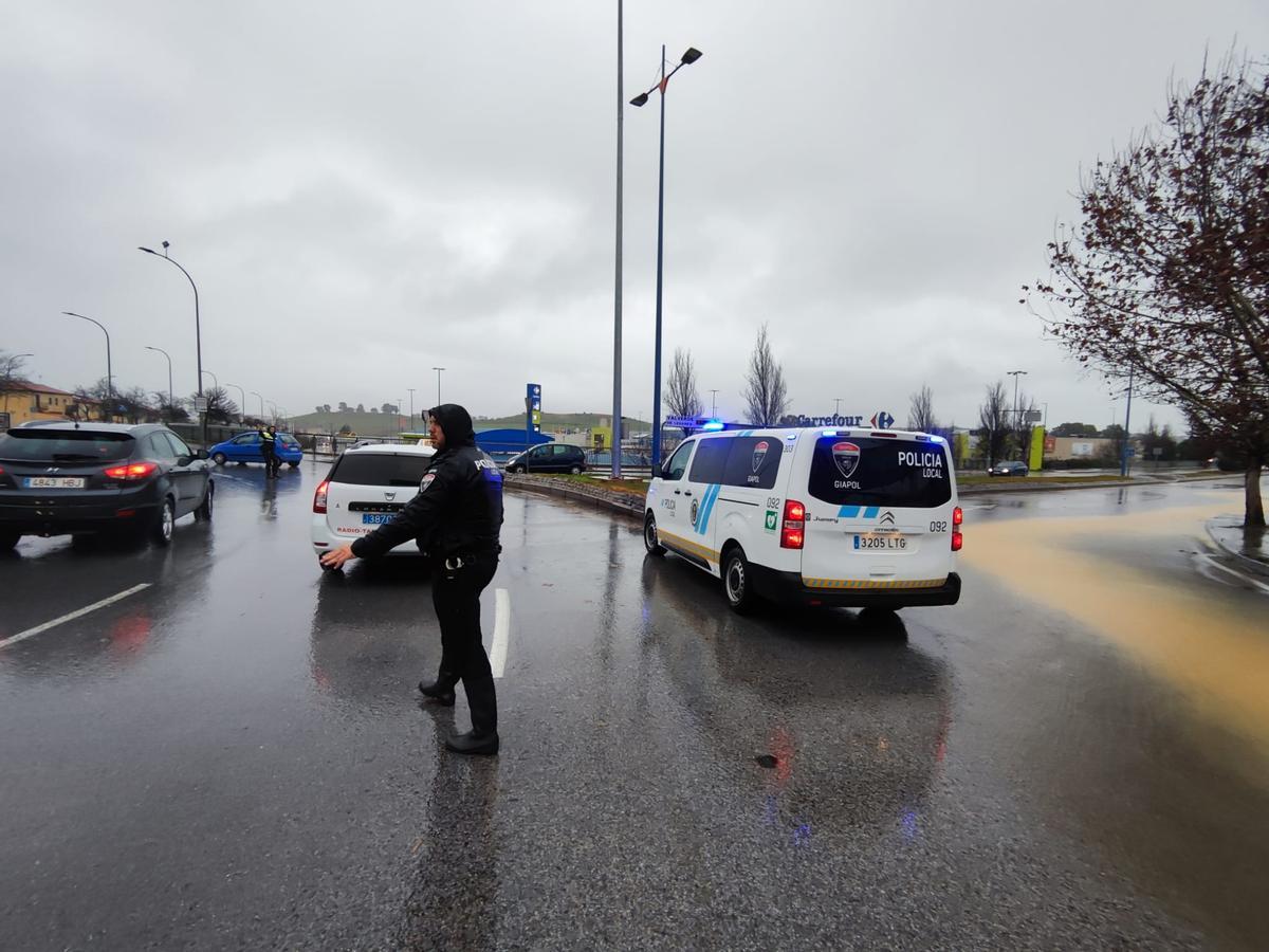 Policía Local corta al tráfico la carretera de Valverde.