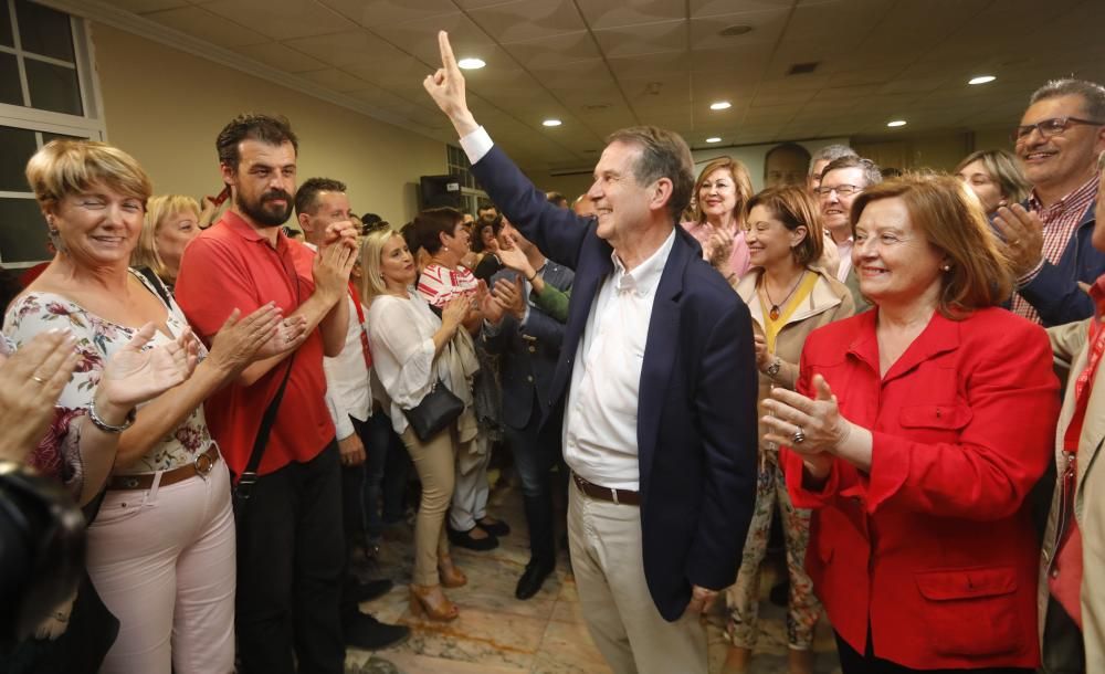 Celebración de Abel Caballero junto al resto del socialismo vigués.