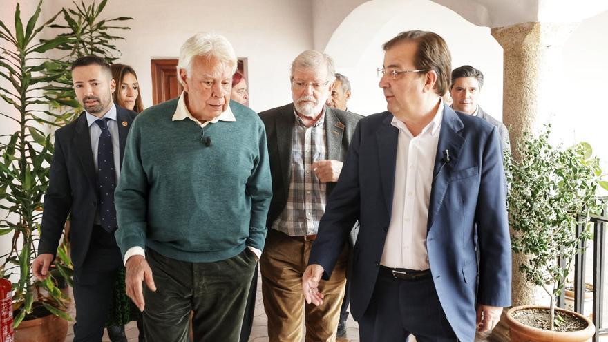 Felipe González pide en Cáceres que se aumenten las ayudas públicas para prevenir los incendios