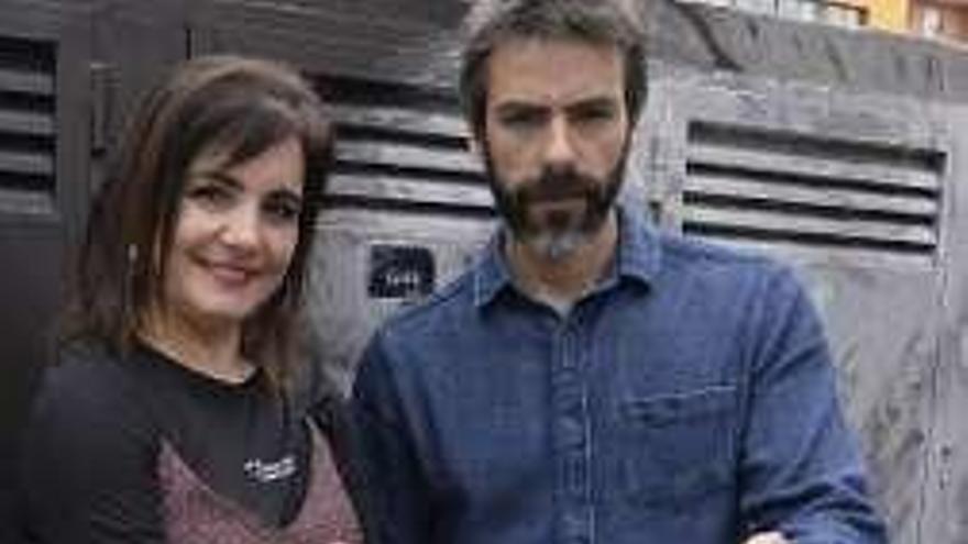 Yolanda Alonso y Nacho Suárez, con el cartel.