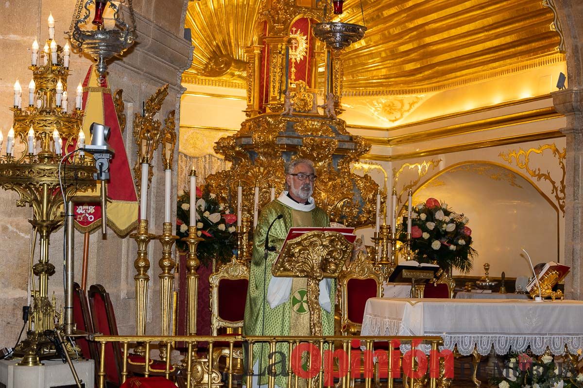 Bendición de niños ante la Vera Cruz de Caravaca