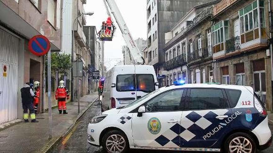 Despliegue para retirar las chapas en Fernando Conde.// Bernabé / J.C.A.