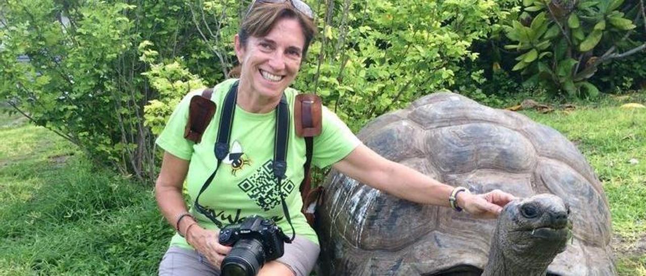 La investigadora del Imedea, Anna Traveset, junto a una tortuga gigante en Bird Island, Seychelles.
