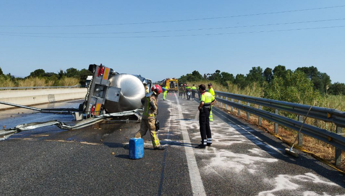 Bolca un camió cisterna a l’AP-7 i deixa cues de 23 quilòmetres