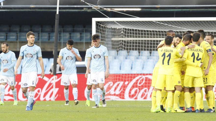 Los jugadores del Celta lamentan el gol recibido mientras el Villarreal lo celebra. // J. Lores