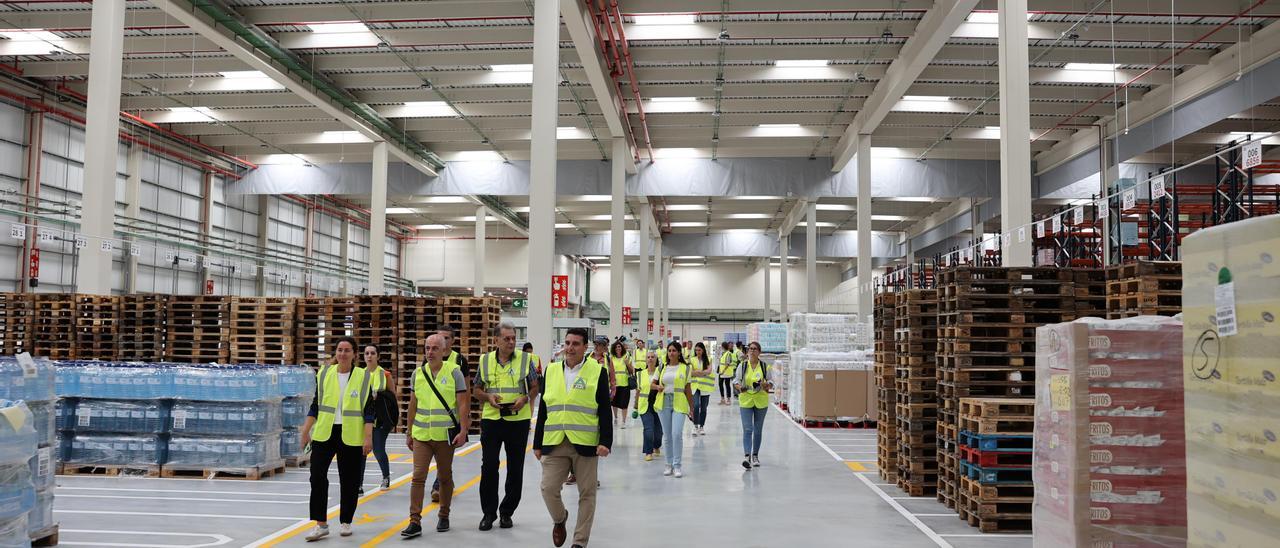 Medios de comunicación y directivos, durante el recorrido de este martes de la plataforma de logística de Aldi en Arinaga.