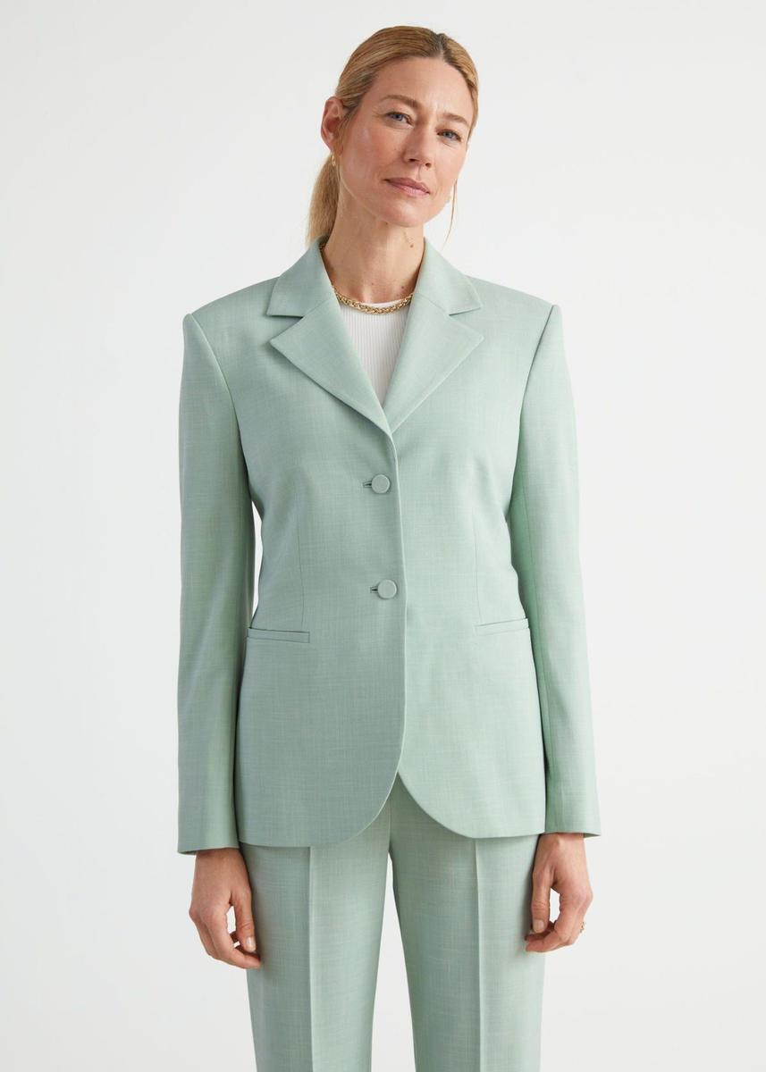 Traje de chaqueta en color verde claro, de &amp; Other Stories (desde 99 euros)