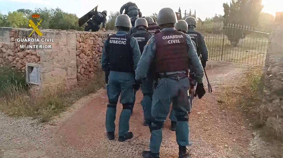 Agentes de la Guardia Civil irrumpen el pasado miércoles en el domicilio del sospechoso, en Algaida.