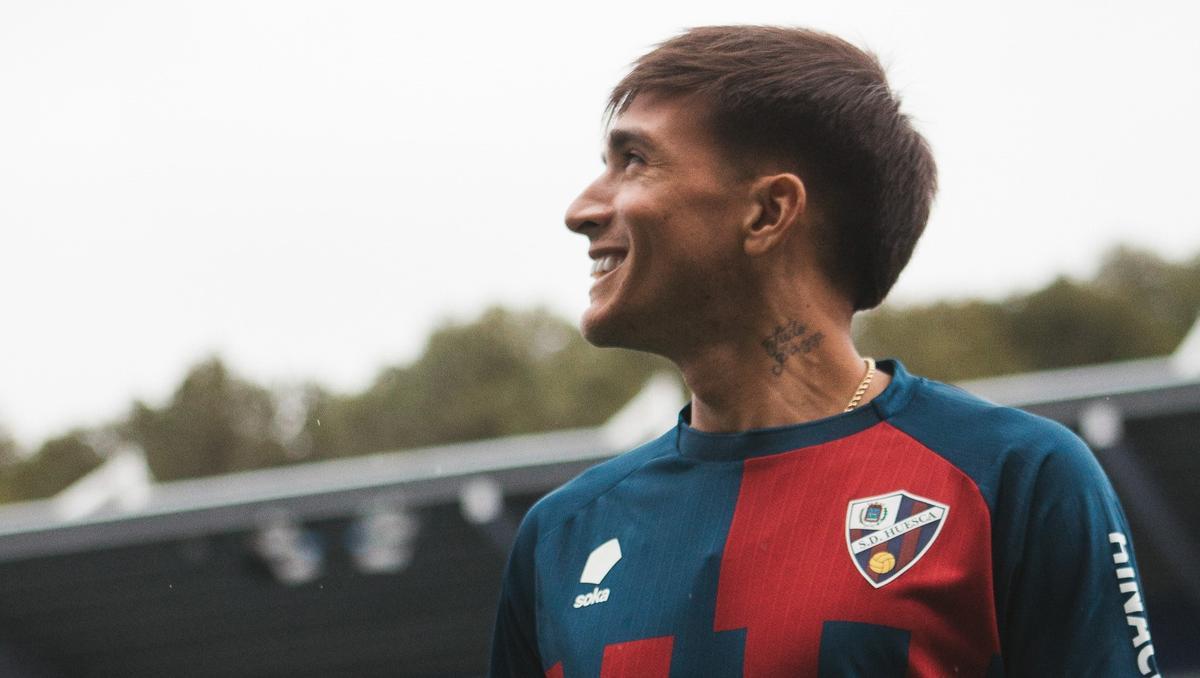 Ignacio Laquintana, en su presentación como nuevo jugador del Huesca en El Alcoraz.