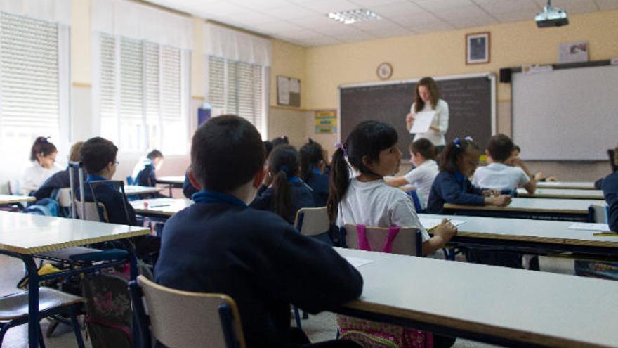 Una profesora da clase a niños de Enseñanza Primaria en un aula de la Comunidad canaria.