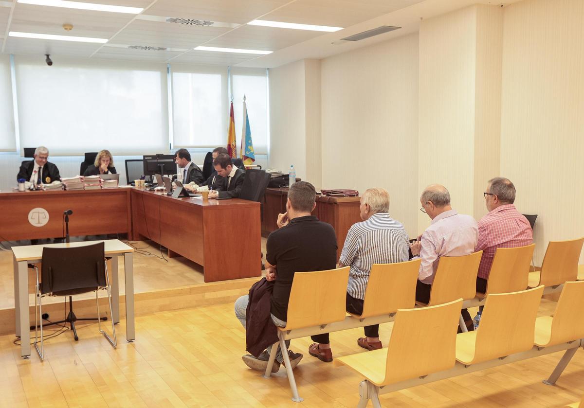 Una de las jornadas del juicio del caso Deportes de Crevillent en la Audiencia Provincial con sede en Elche